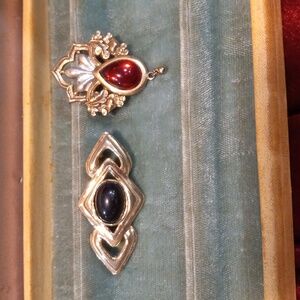 Lot of 2 vintage brooches black red gold